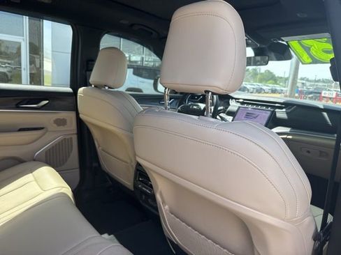 Used 2025 Jeep Grand Cherokee Limited w/ Black Appearance Package image 32