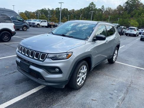Used 2024 Jeep Compass Latitude AWD/4WD image 3