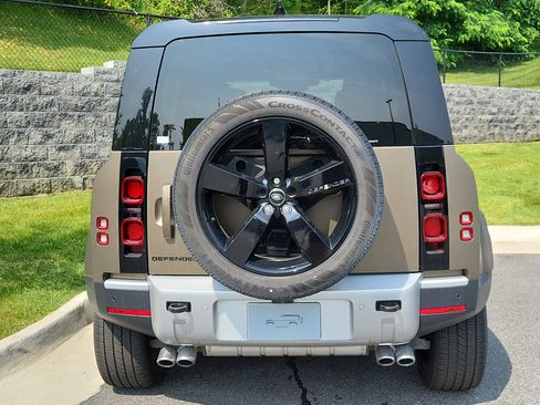 New 2024 Land Rover Defender 110 SE image 7