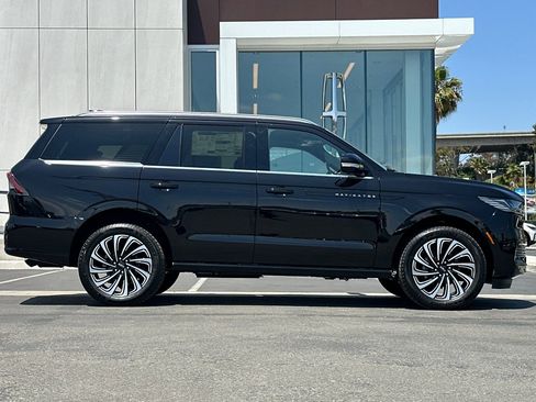 New 2026 Lincoln Navigator Black Label AWD/4WD image 2