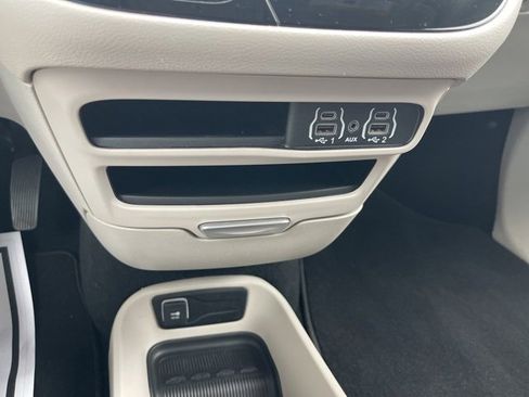 Used 2024 Chrysler Pacifica Touring-L image 26