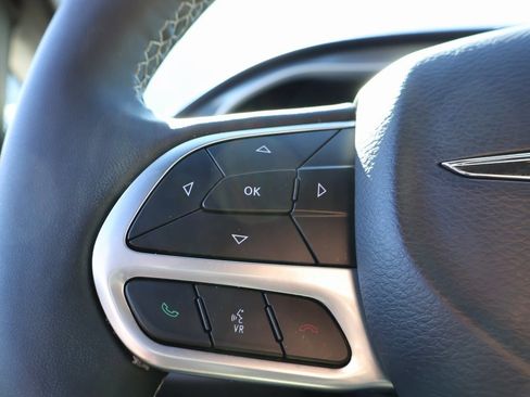 Used 2025 Chrysler Pacifica Select image 25