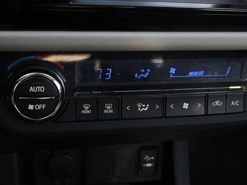 Used 2014 Toyota Corolla LE image 20