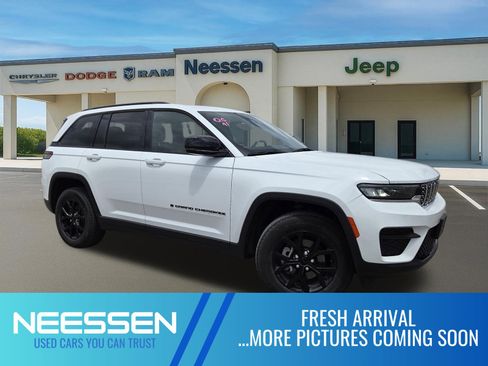 Used 2024 Jeep Grand Cherokee Altitude image 1
