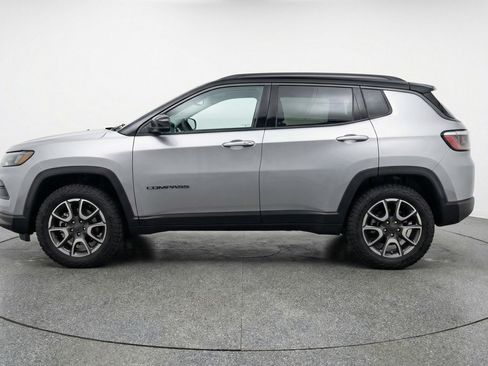 Used 2025 Jeep Compass Trailhawk image 5