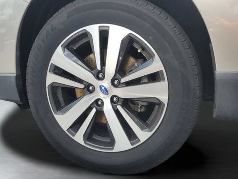 Used 2018 Subaru Outback 3.6R Limited AWD/4WD image 3