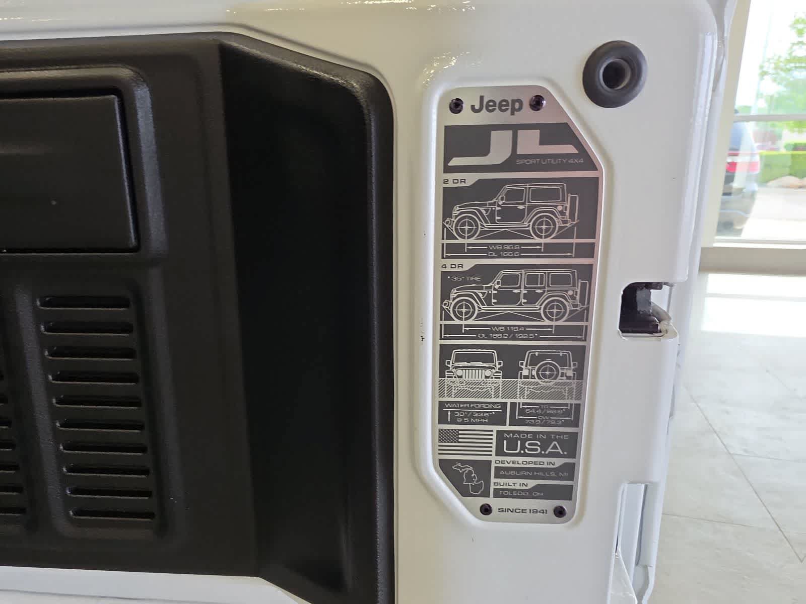 Used 2023 Jeep Wrangler Unlimited Sahara AWD/4WD image 34