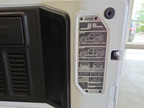 Used 2023 Jeep Wrangler Unlimited Sahara AWD/4WD image 34