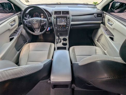 Used 2016 Toyota Camry SE image 4