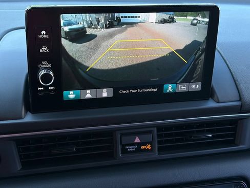 Used 2025 Honda Pilot Touring image 17