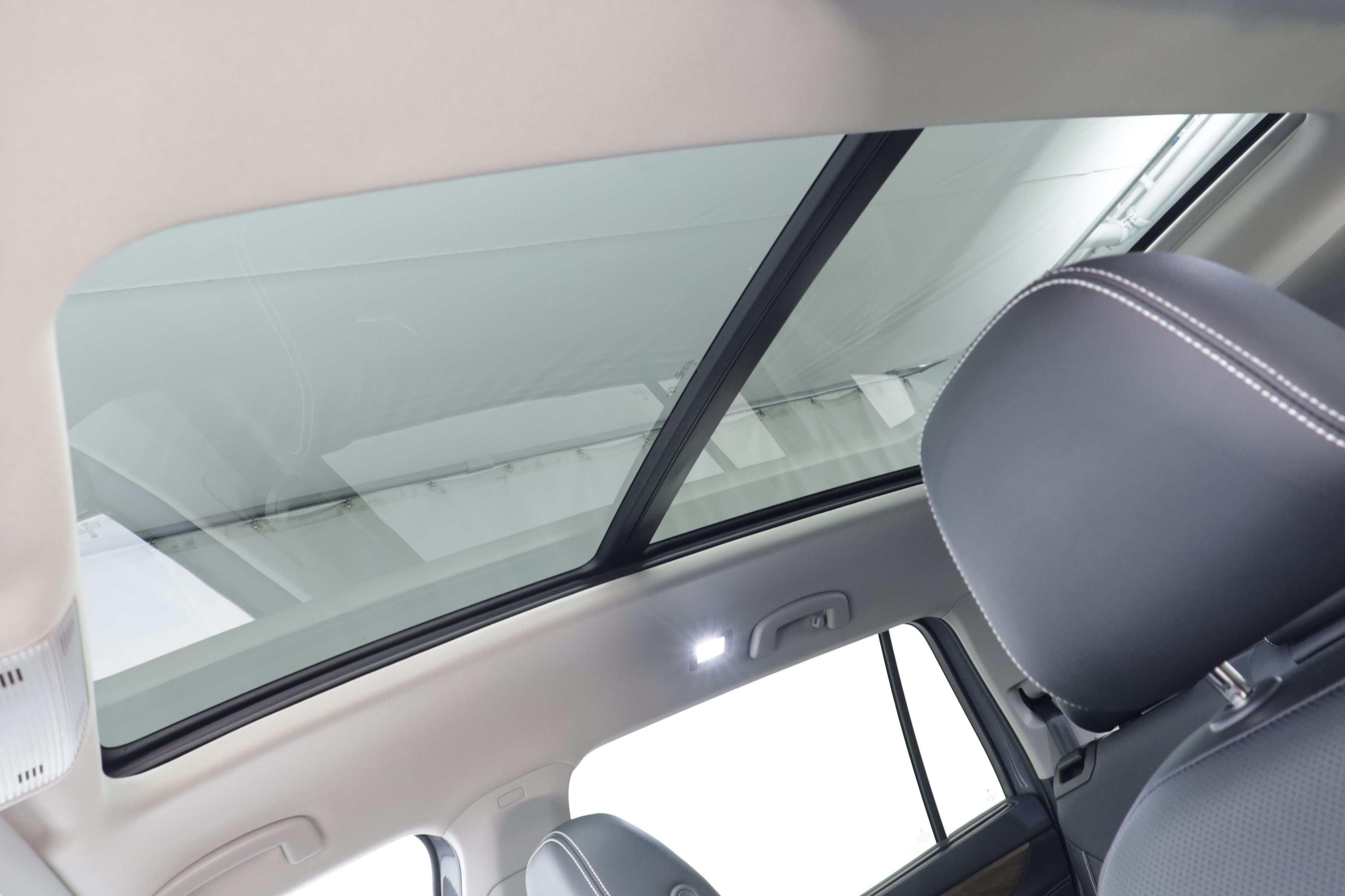 Certified 2026 Volkswagen Atlas SE w/ Panoramic Sunroof Package AWD/4WD image 13