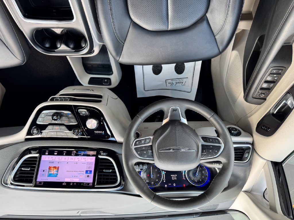 Used 2024 Chrysler Pacifica Touring-L FWD image 19