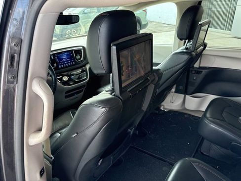 Used 2017 Chrysler Pacifica Touring-L Plus image 13