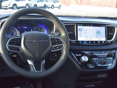 Used 2025 Chrysler Pacifica Select image 22