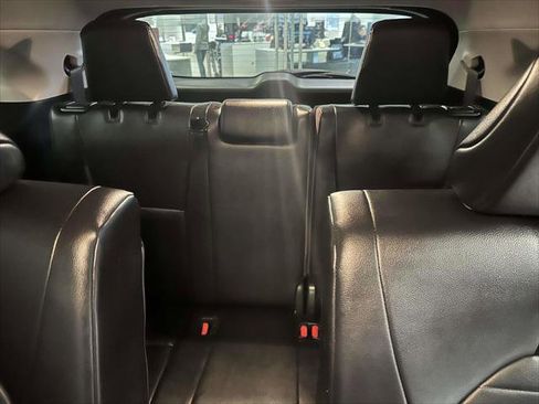 Used 2024 Toyota Highlander XLE image 10