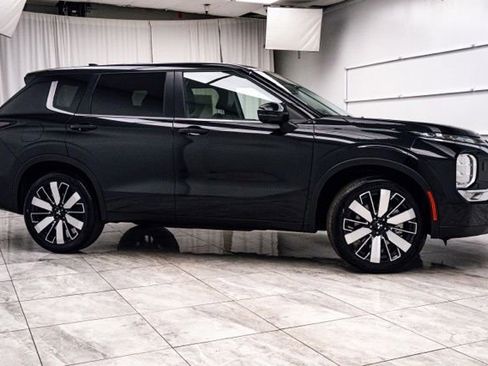 Used 2025 Mitsubishi Outlander SE AWD/4WD image 2