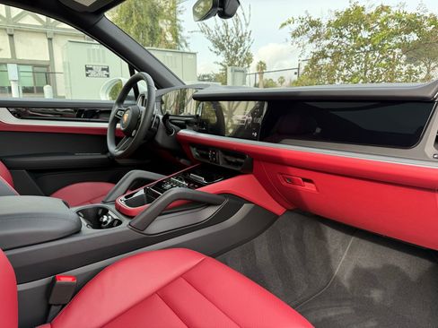 Used 2026 Porsche Cayenne image 24