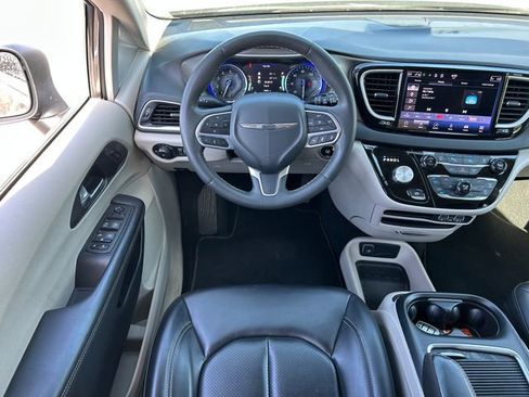 Used 2023 Chrysler Pacifica Touring-L FWD image 28