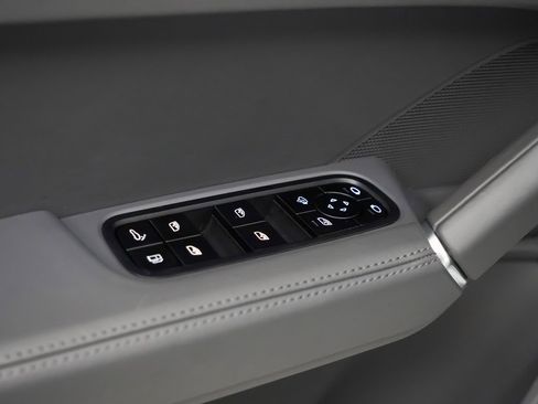 Certified 2023 Porsche Cayenne Platinum Edition image 21