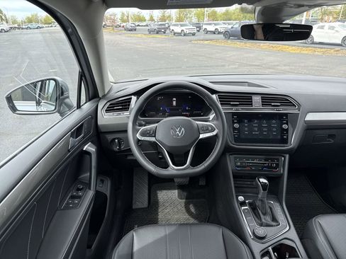 Used 2024 Volkswagen Tiguan SE w/ Panoramic Sunroof Package AWD/4WD image 15