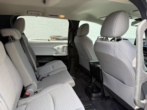 Used 2026 Toyota Sienna LE FWD image 7