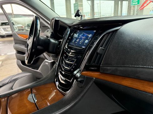 Used 2018 Cadillac Escalade Luxury AWD/4WD image 23