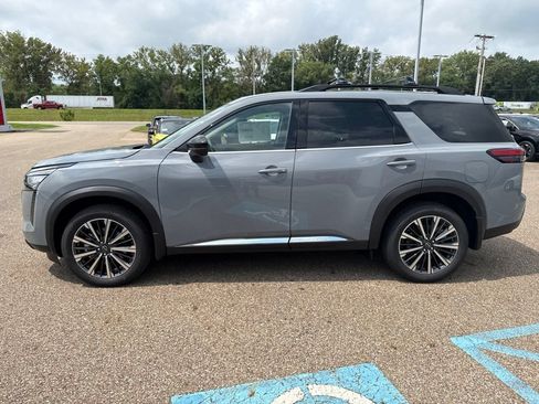 New 2026 Nissan Pathfinder Platinum w/ Accent Package AWD/4WD image 4