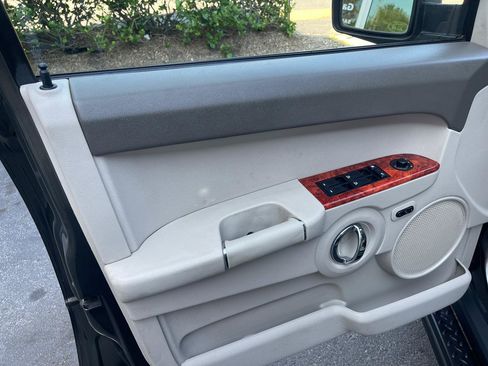 Used 2006 Jeep Commander Limited AWD/4WD image 7