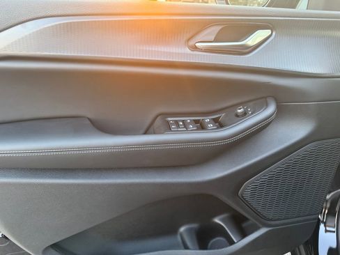 New 2025 Jeep Grand Cherokee Altitude image 9