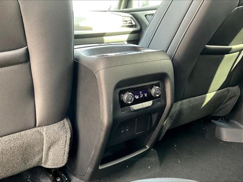 Used 2025 Chevrolet Traverse LT image 18