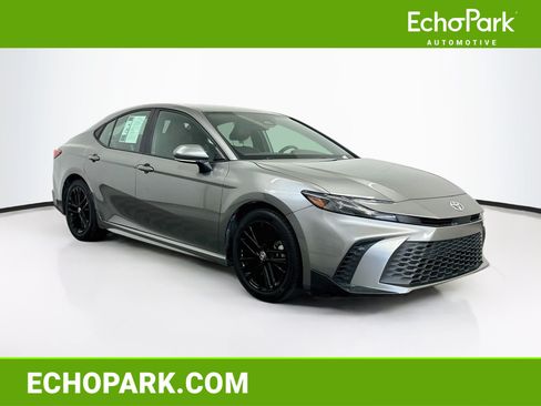 Used 2025 Toyota Camry SE FWD image 1