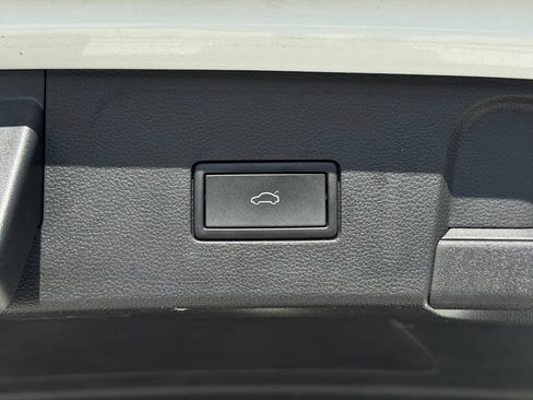 Used 2025 Volkswagen Atlas SE FWD image 17