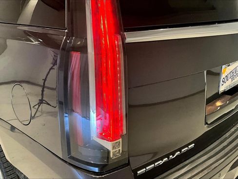 Used 2018 Cadillac Escalade ESV Platinum AWD/4WD image 23