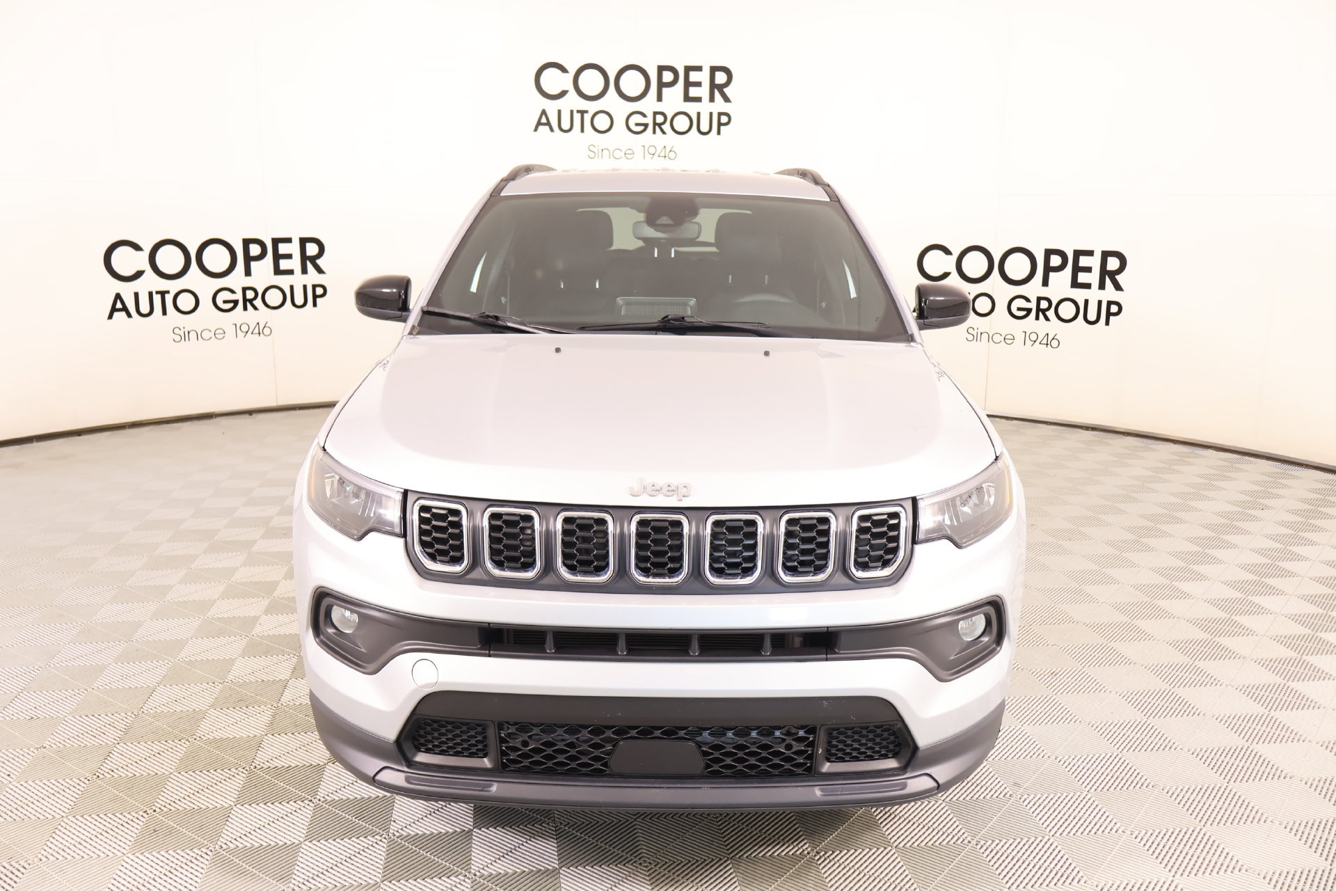 Used 2025 Jeep Compass Latitude AWD/4WD image 8