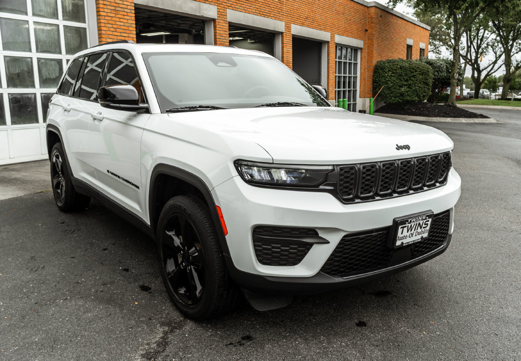 Used 2023 Jeep Grand Cherokee Altitude AWD/4WD image 6