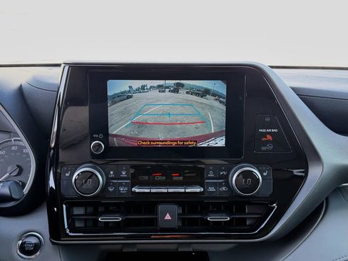 Used 2023 Toyota Highlander XLE FWD image 26
