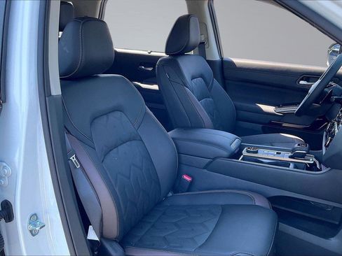 New 2026 Nissan Pathfinder Platinum AWD/4WD image 9
