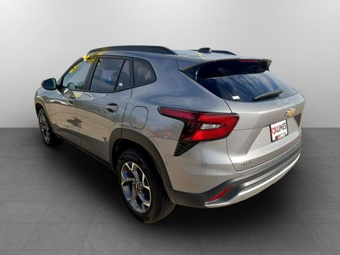 Used 2025 Chevrolet Trax LT FWD image 9