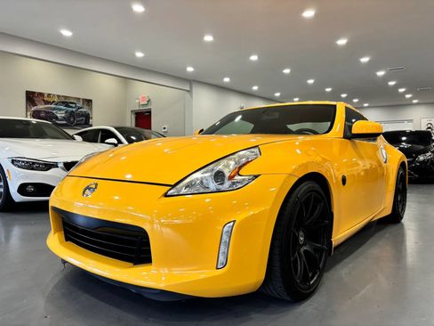 Used 2017 Nissan 370Z Coupe RWD image 3