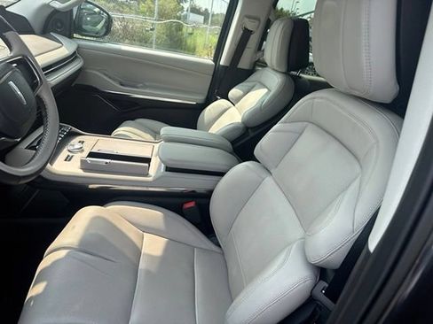Used 2025 Lincoln Navigator Reserve AWD/4WD image 17
