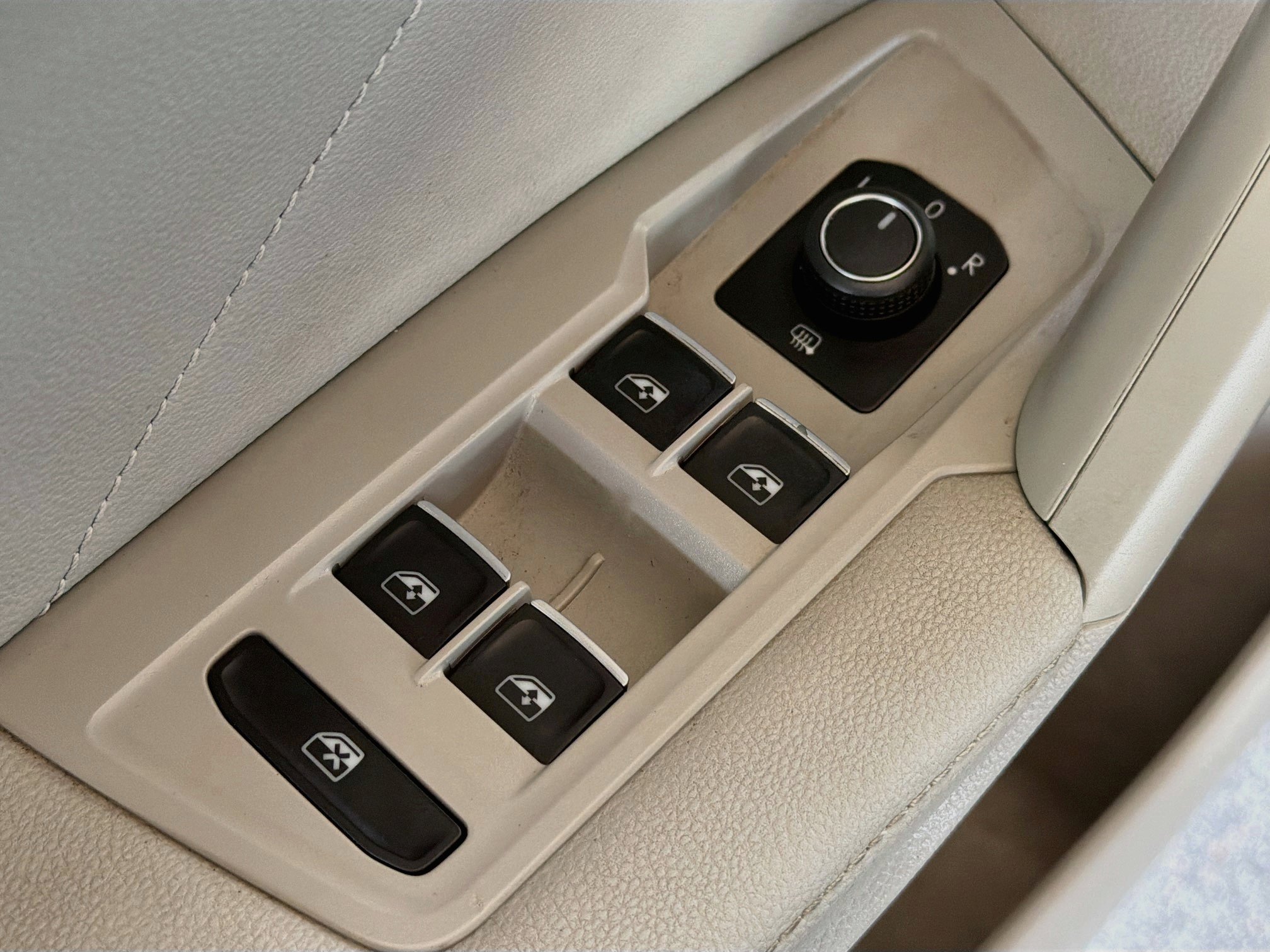 Used 2023 Volkswagen Tiguan SE AWD/4WD image 15