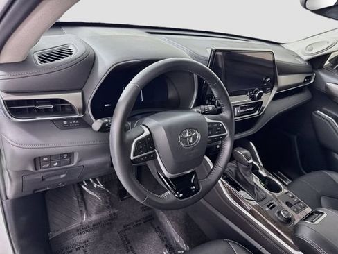 Certified 2024 Toyota Highlander Limited AWD/4WD image 10