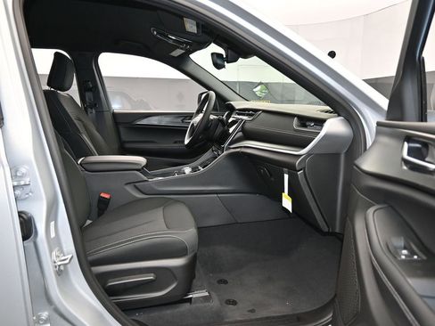 Used 2024 Jeep Grand Cherokee Laredo w/ Trailer Tow Package image 27