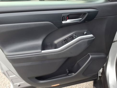 Used 2022 Toyota Highlander XLE AWD/4WD image 24