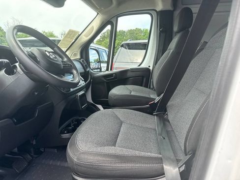 Used 2024 RAM ProMaster 2500 w/ Convenience Group FWD image 3