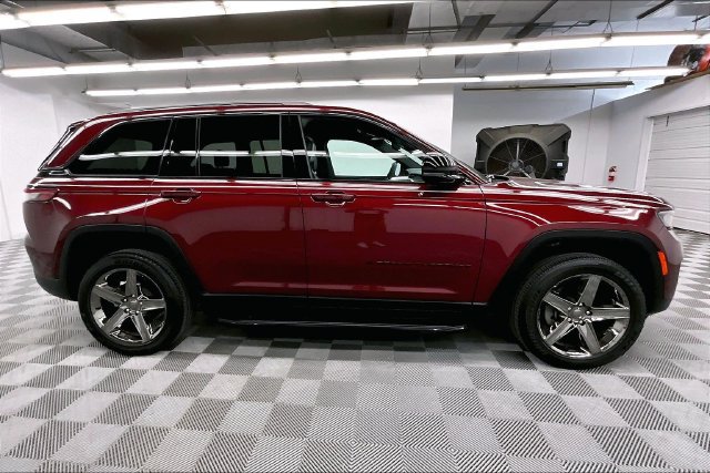 Used 2023 Jeep Grand Cherokee Altitude AWD/4WD image 15