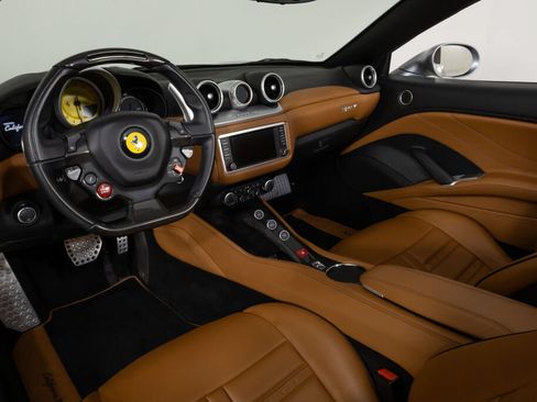 Used 2016 Ferrari California T RWD image 31