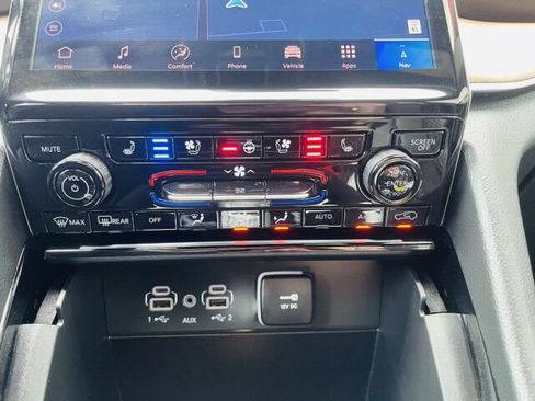 Used 2025 Jeep Grand Cherokee L Summit w/ Obsidian Package AWD/4WD image 32