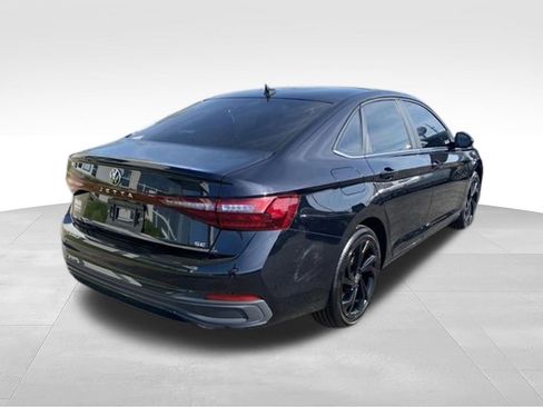 Used 2025 Volkswagen Jetta SE FWD image 8