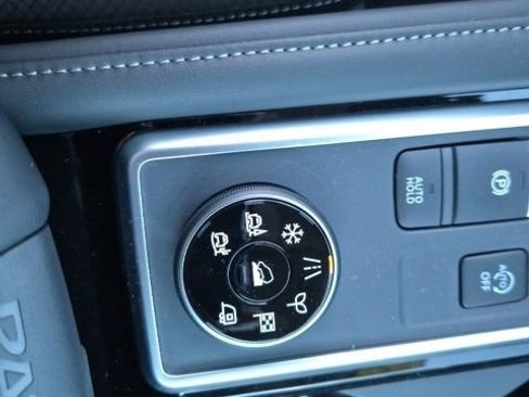 Used 2025 Nissan Pathfinder SL w/ SL Premium Package image 27